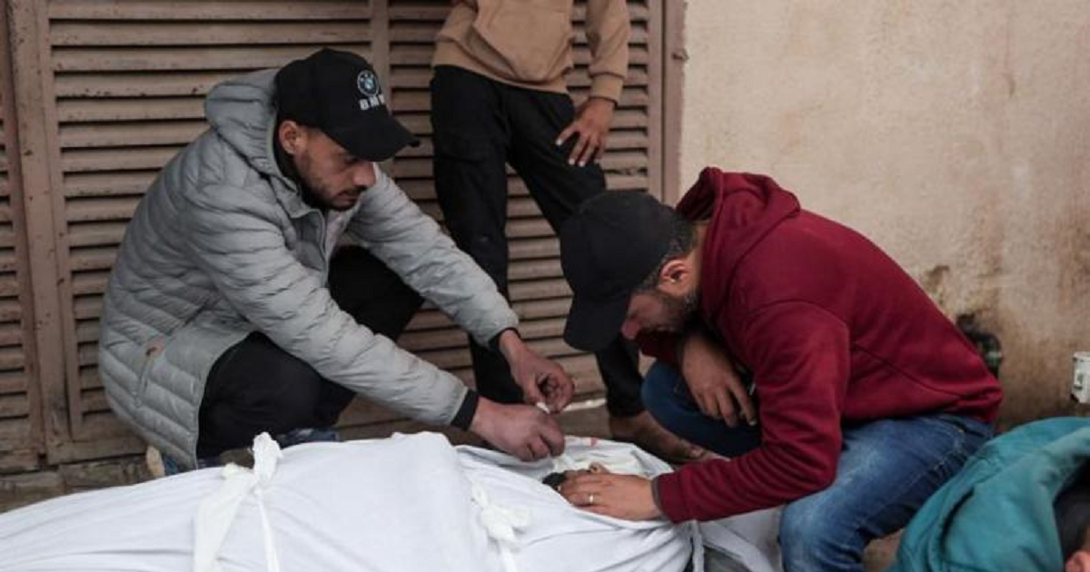 شهيدان بينهما طفل في بيت لاهيا